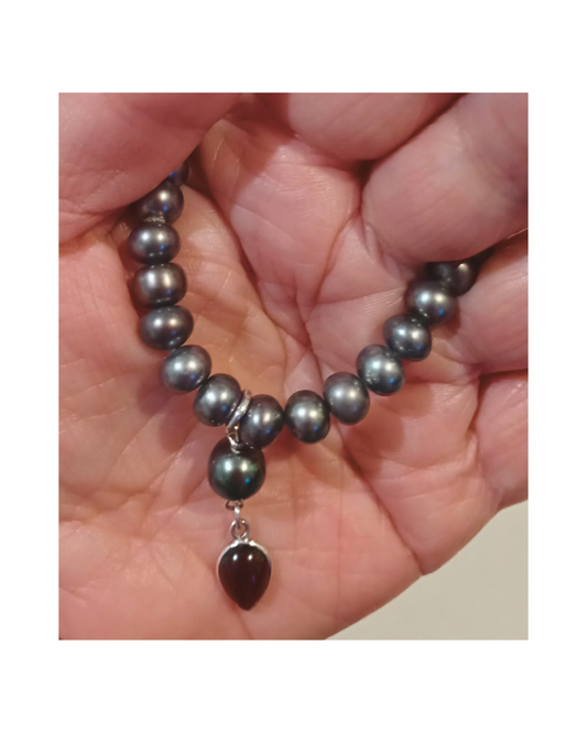 Peacock/Black Pearl and Garnet Dangle Charm Stretch Bracelet 7"